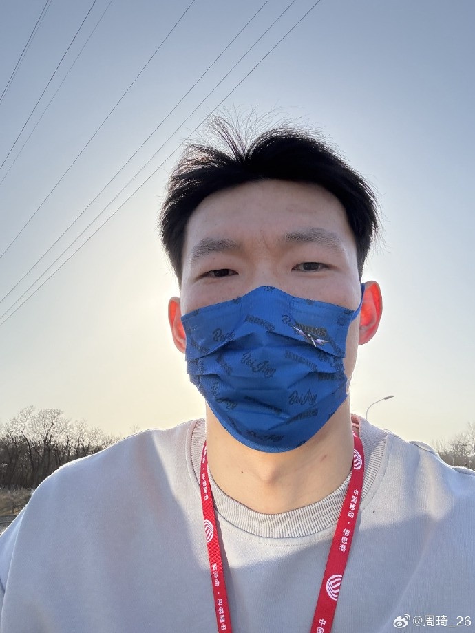 悠閑！周琦騎京牌電動車出行：太陽出來了 開京牌兜兜風(fēng)！