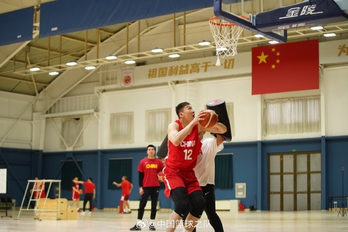 中國籃球之隊官博：大塊頭 大能量 祝李炎哲25歲生日快樂！