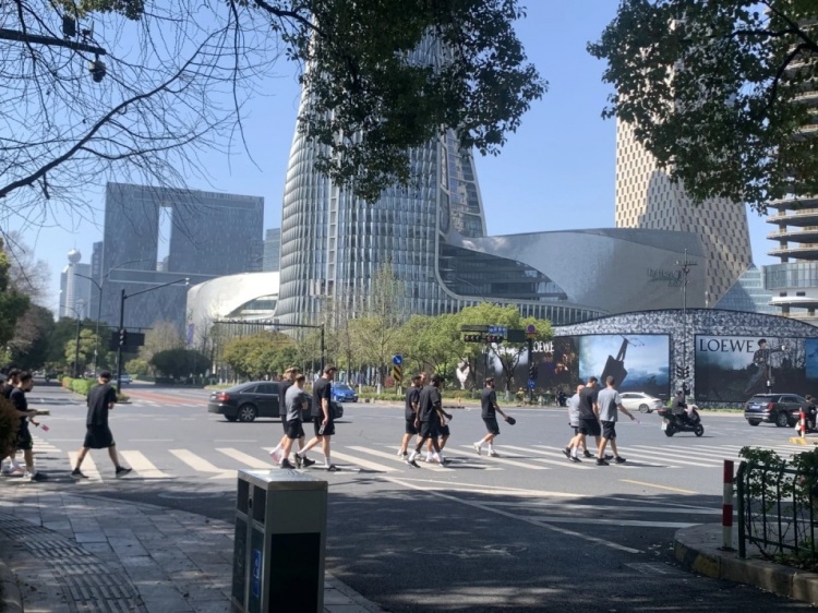 心態(tài)放松，有網(wǎng)友拍到澳大利亞隊早上在萬象城citywalk