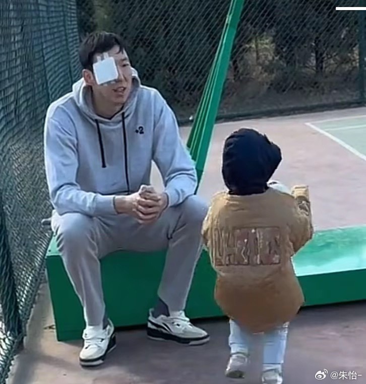 顧家好男人！記者曬出周琦手術后回歸家庭帶娃照片