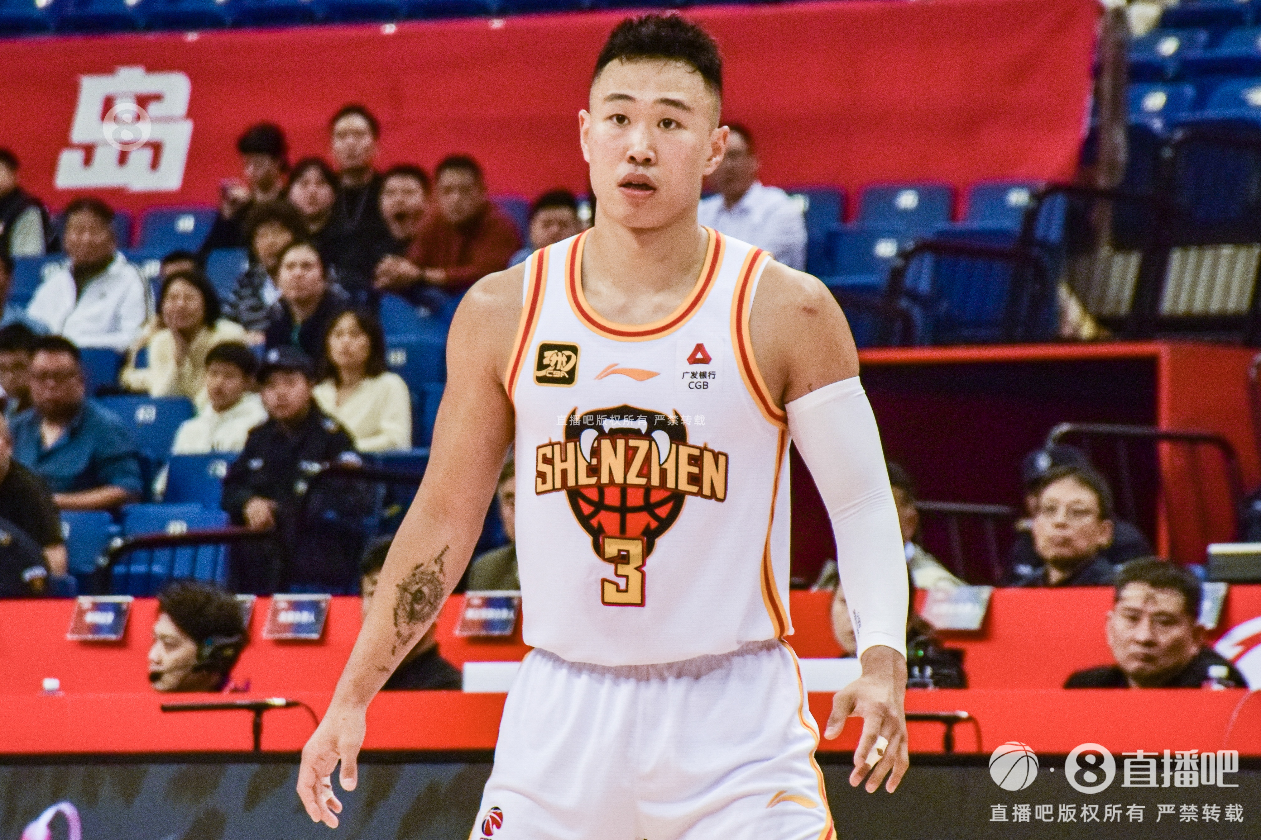 攻防俱佳！賀希寧17中8&三分7中3拿到19分 貢獻(xiàn)4次搶斷