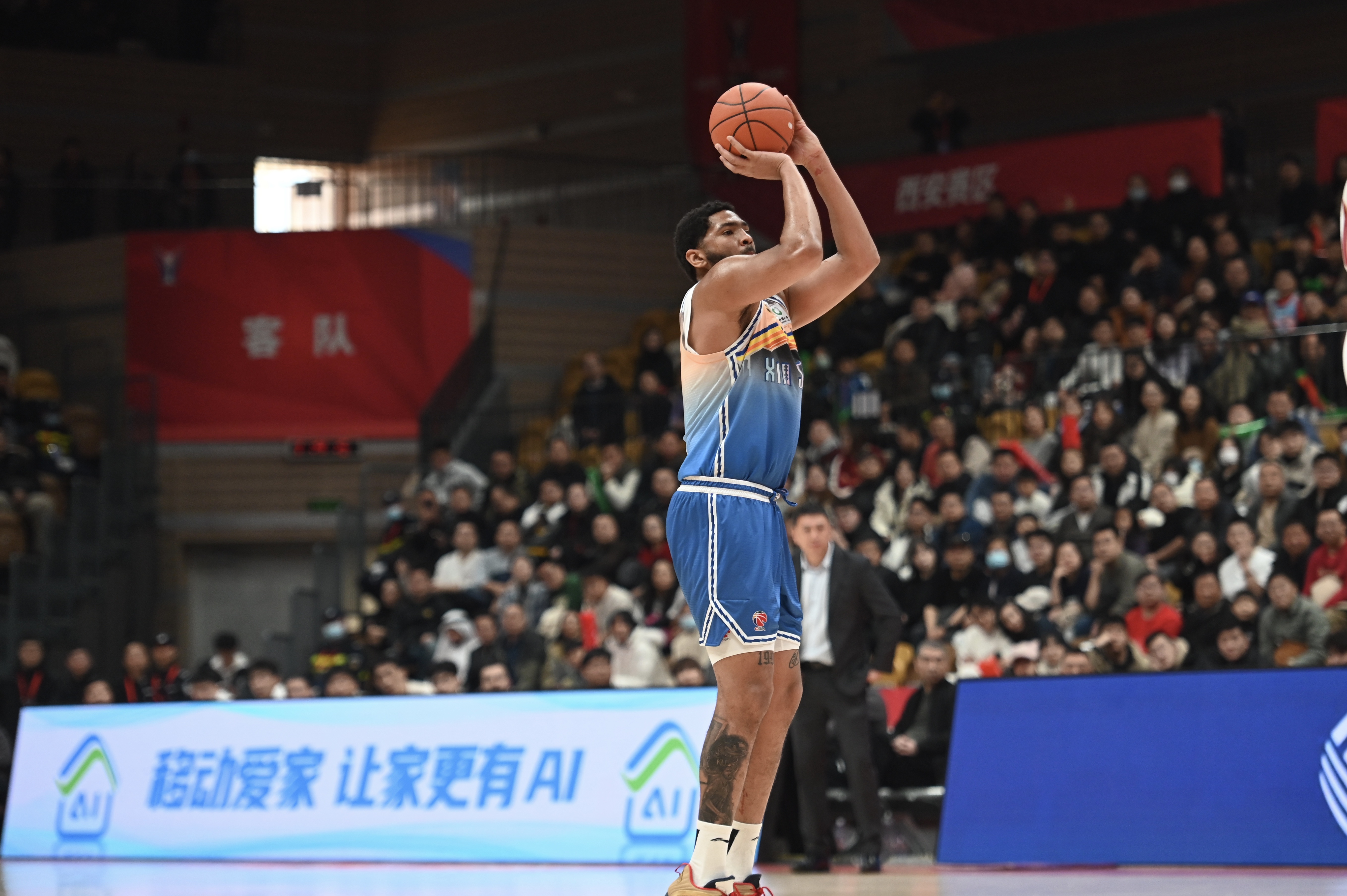 率先發(fā)力！新疆外援勞森首節(jié)7中5拿到11分 三分2中1