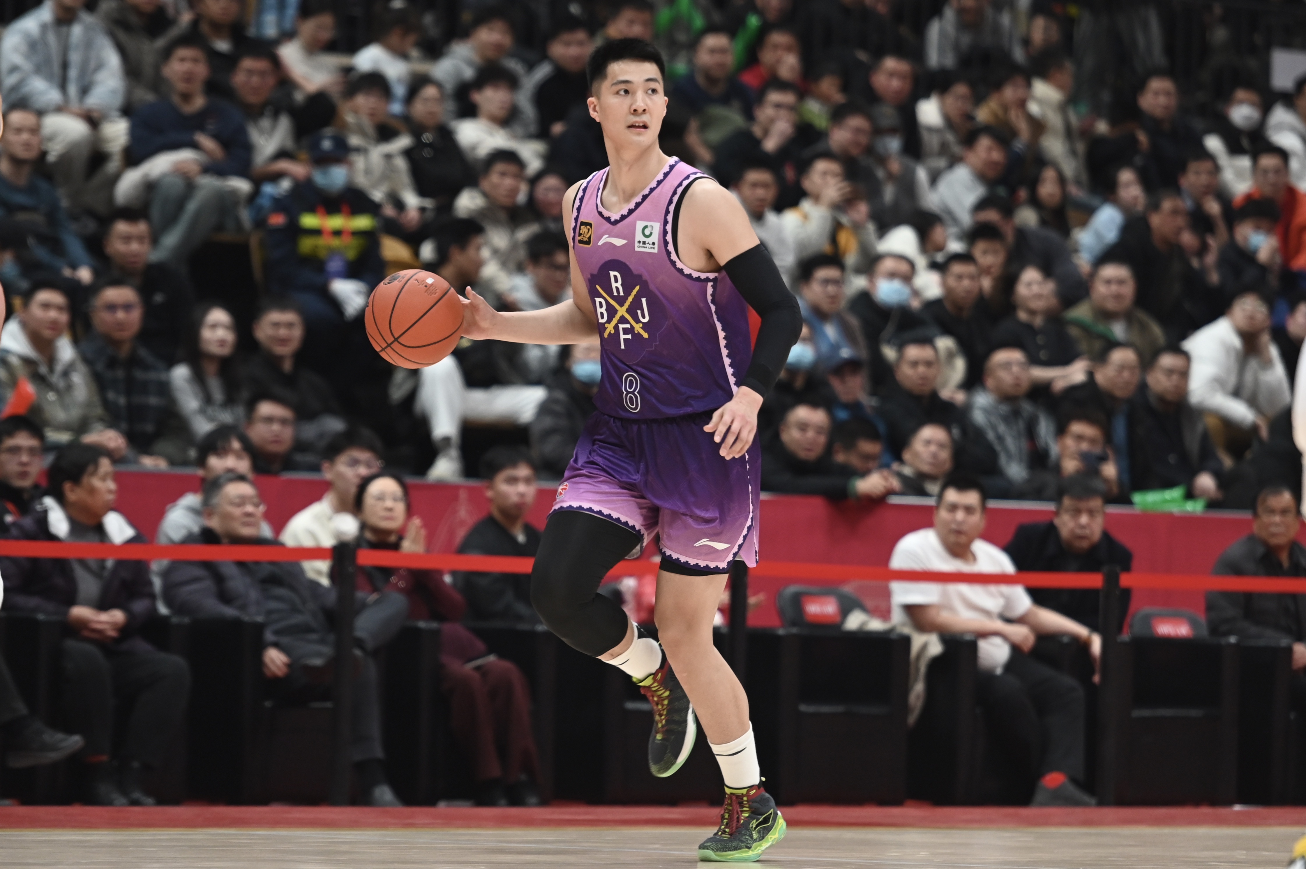 打得不錯！朱松瑋半場6中3&三分2中1拿7分&搶下7個(gè)籃板